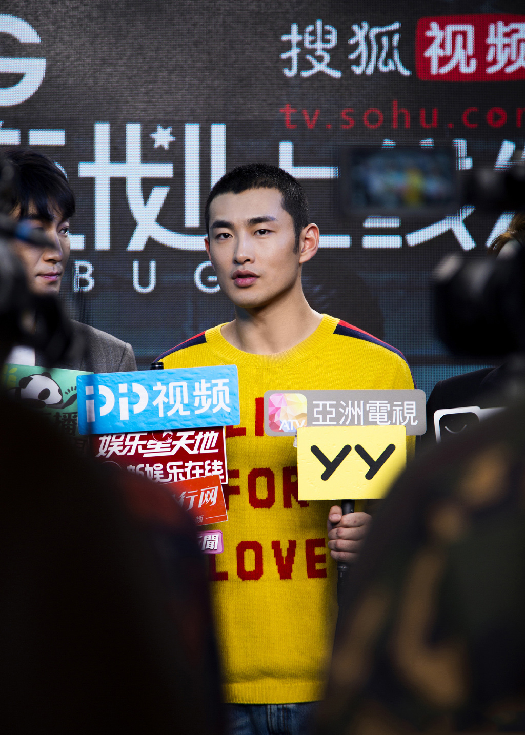 中国内地辽宁鞍山男演员王彦霖帅气手机壁纸图片图片