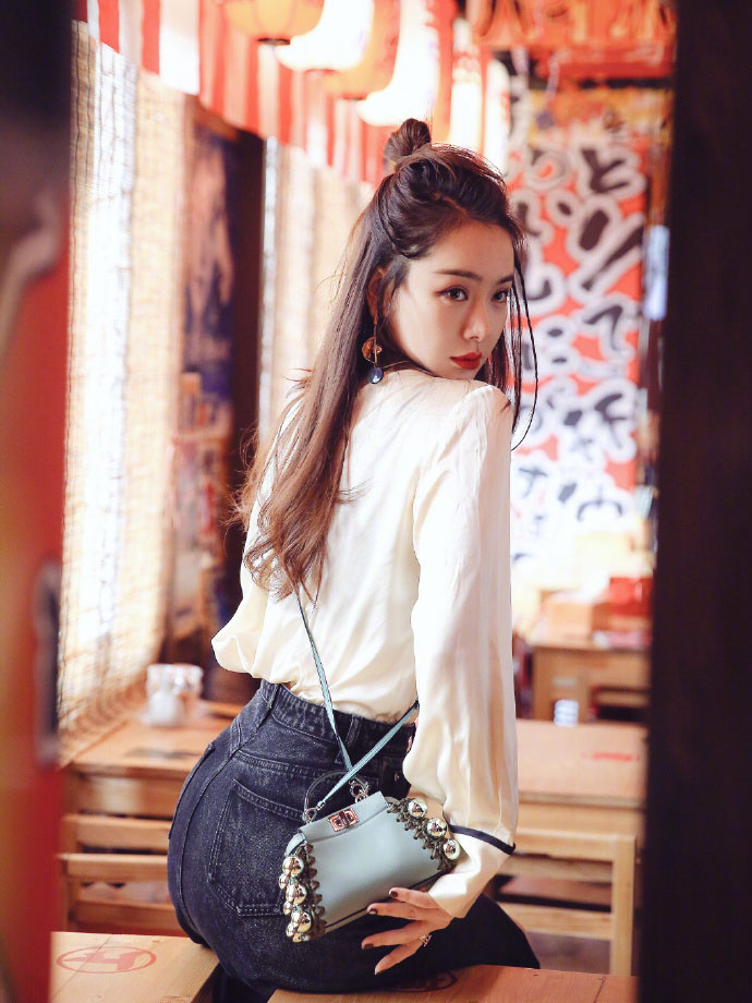 戚薇贝雷帽长靴美腿机场性感写真图片