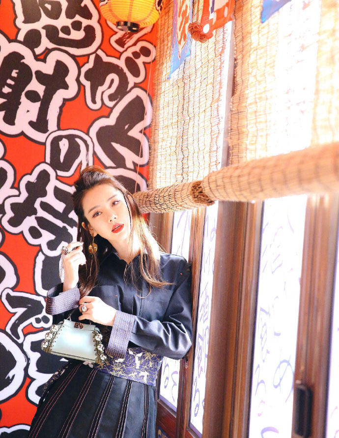 戚薇贝雷帽长靴美腿机场性感写真图片