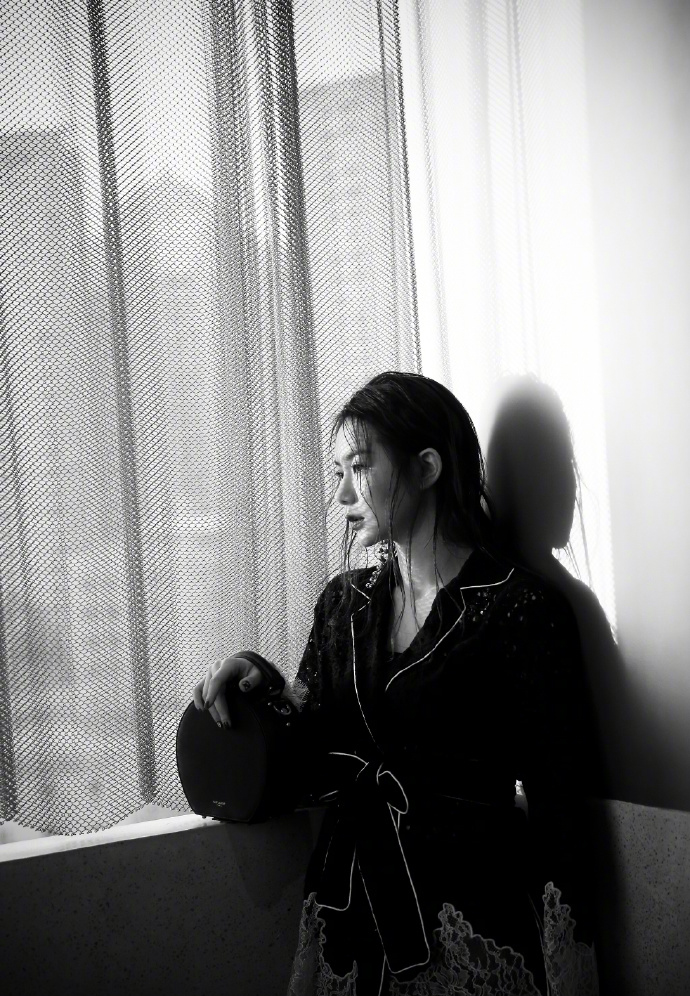 戚薇小露香肩时尚潮流街拍写真图片  戚薇图片图片