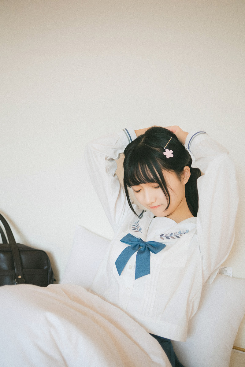 学生妹穿着天蓝色连衣裙的清纯麻花辫美女清纯养眼唯美校园写真图片