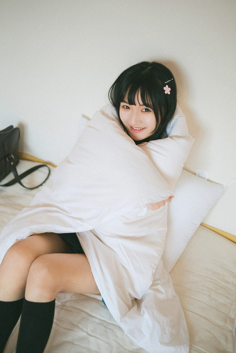 洛天依金丝雀可爱萝莉丝袜美腿Cosplay写真图片