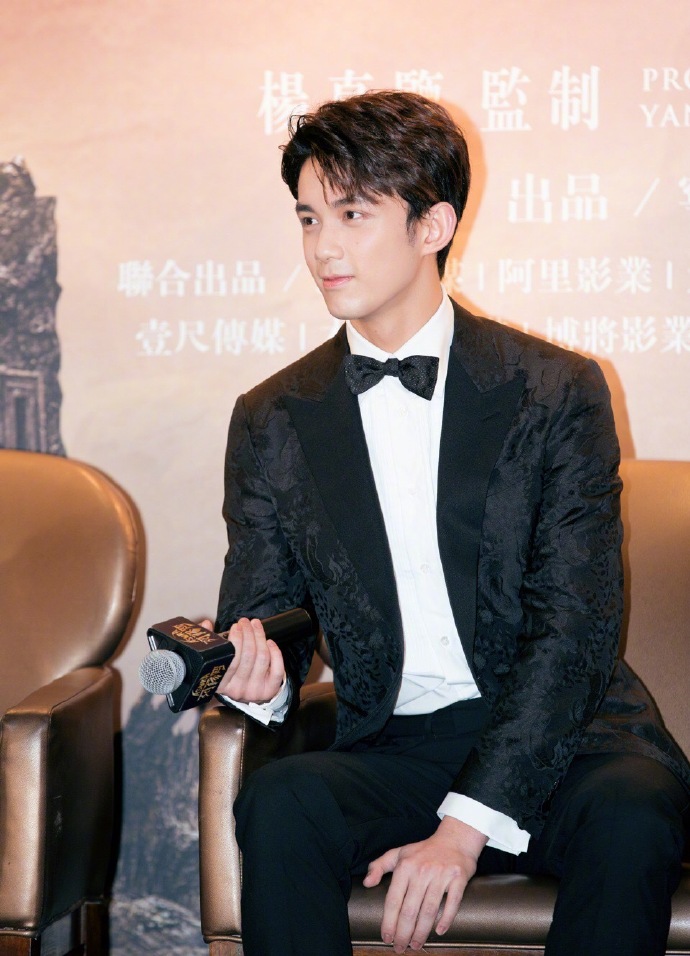 中国内地男演员吴磊酷帅有型写真桌面壁纸图片