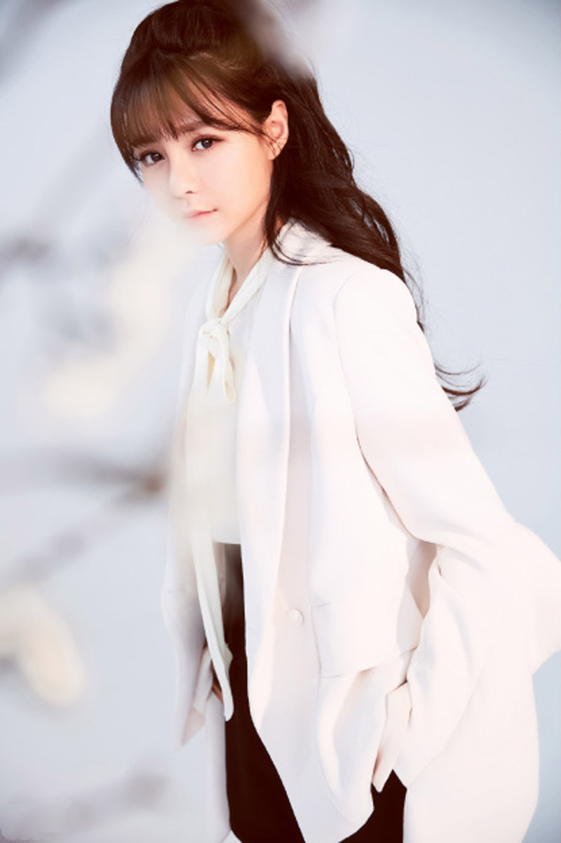 高清湖南省湘西吉首市美女​27岁沈梦辰拍写真被嘲笑不如55岁的蔡明图片