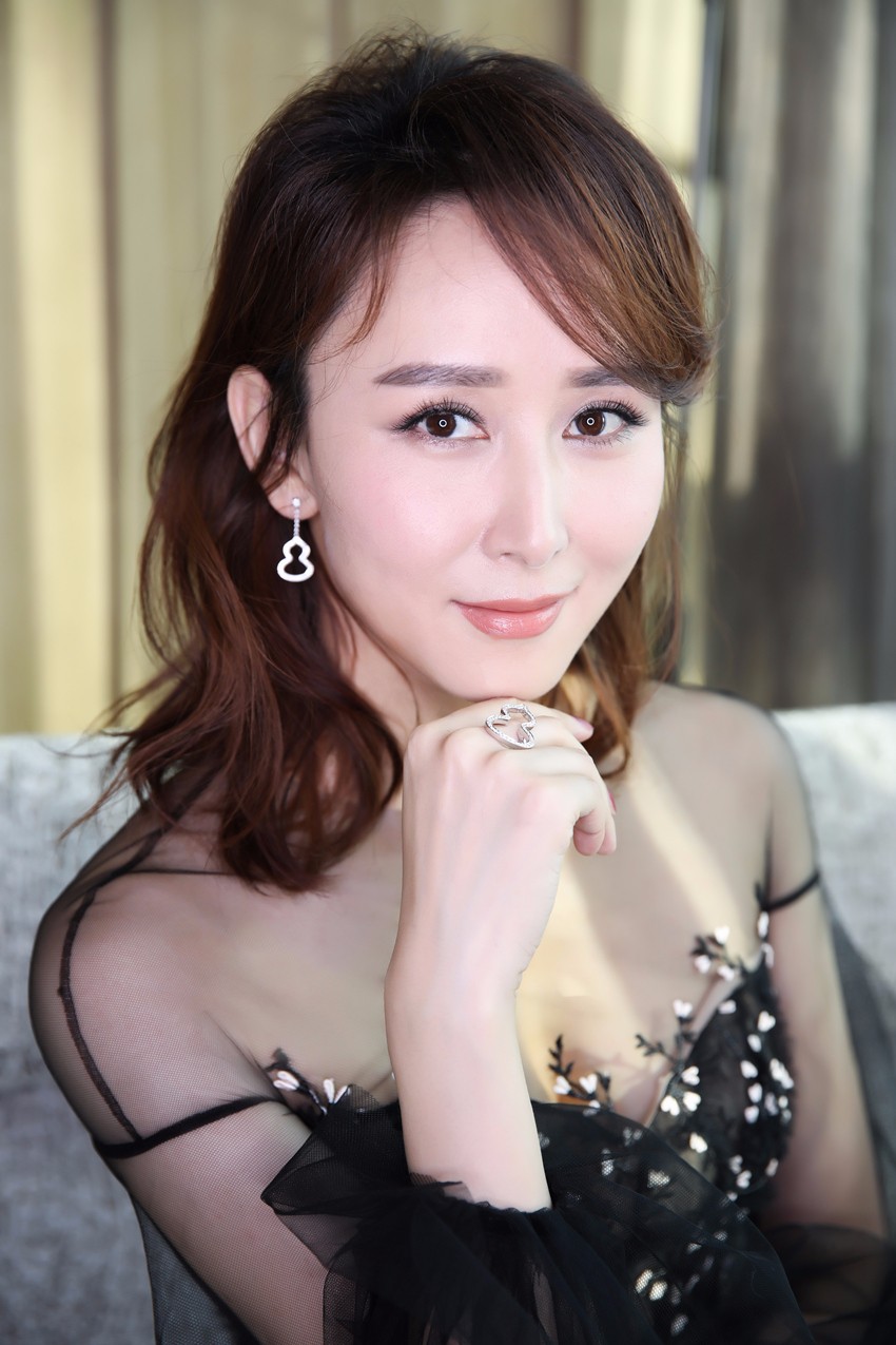 胡静图片