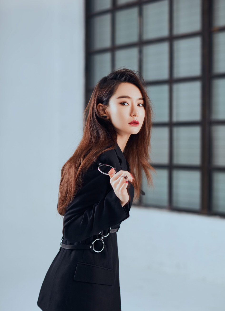 戚薇贝雷帽长靴美腿机场性感写真图片
