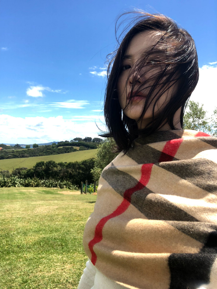 宋佳黑色连衣裙优雅知性写真图片图片