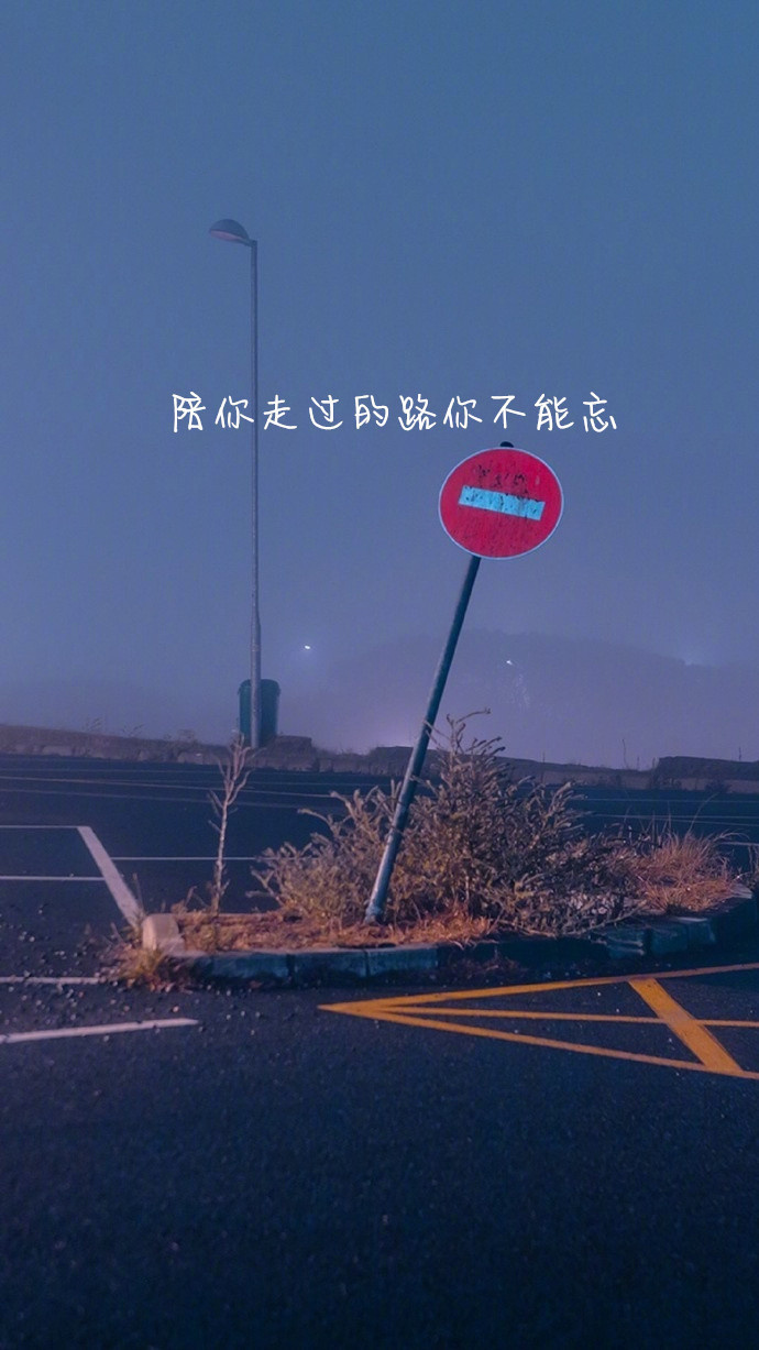 陈妍希露背超短裙性感亮相 被评唱功差心情低落图片