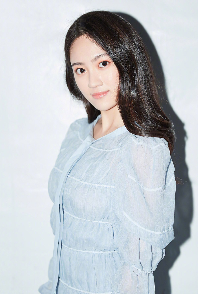 中国内地海市女演员汤梦佳清纯可爱冬日写真图片图片