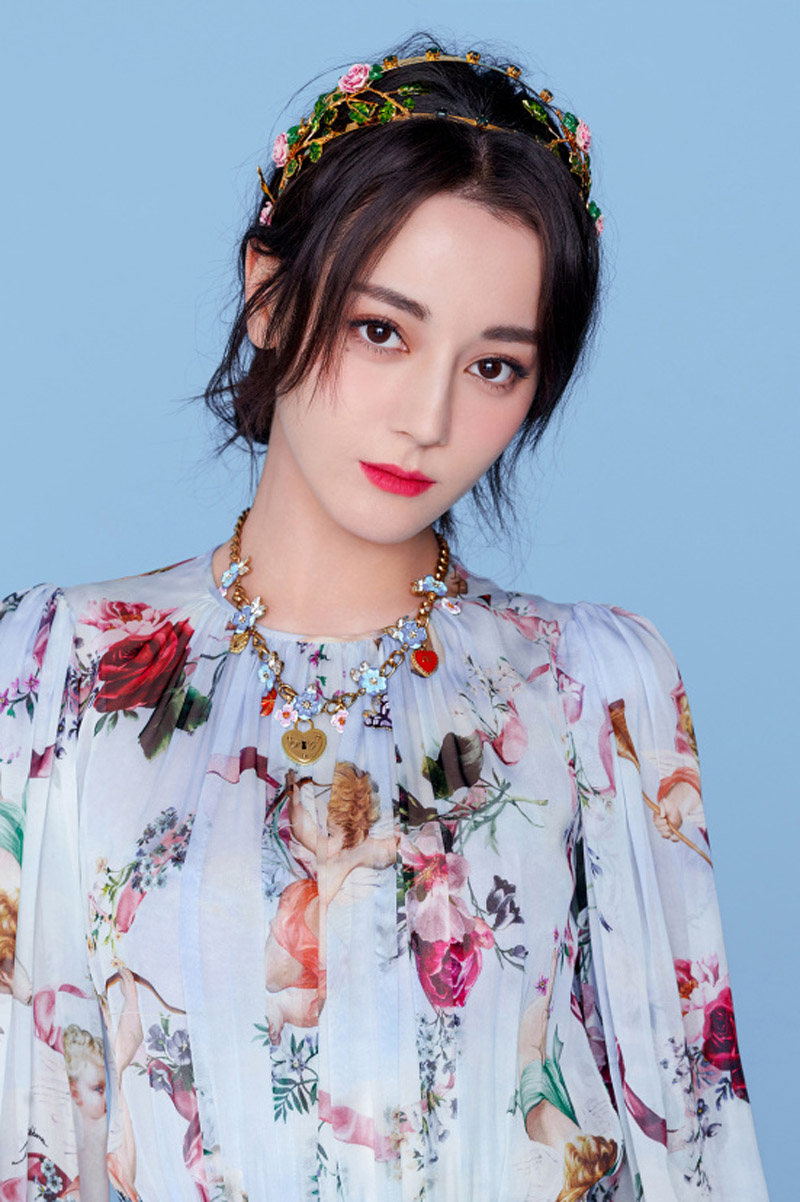 新疆乌鲁木齐美女演员迪丽热巴最新杂志写真图片图片