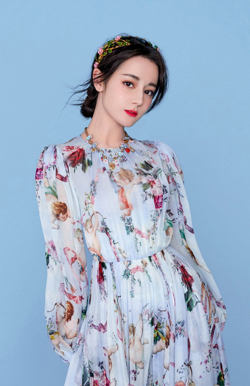 新疆乌鲁木齐美女演员迪丽热巴性感抹胸裙写真桌面壁纸图片