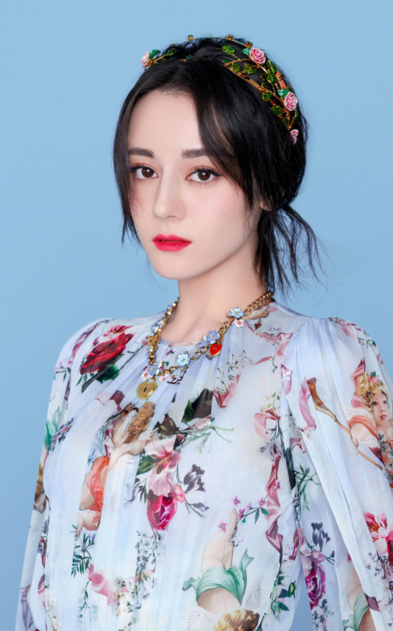 新疆乌鲁木齐美女演员迪丽热巴最新杂志写真图片图片