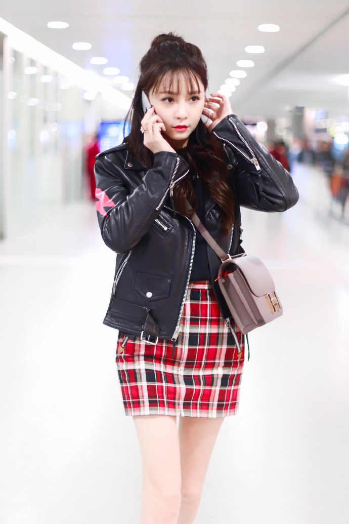 高清湖南省湘西吉首市美女沈梦辰学院风机场写真美腿吸睛图片