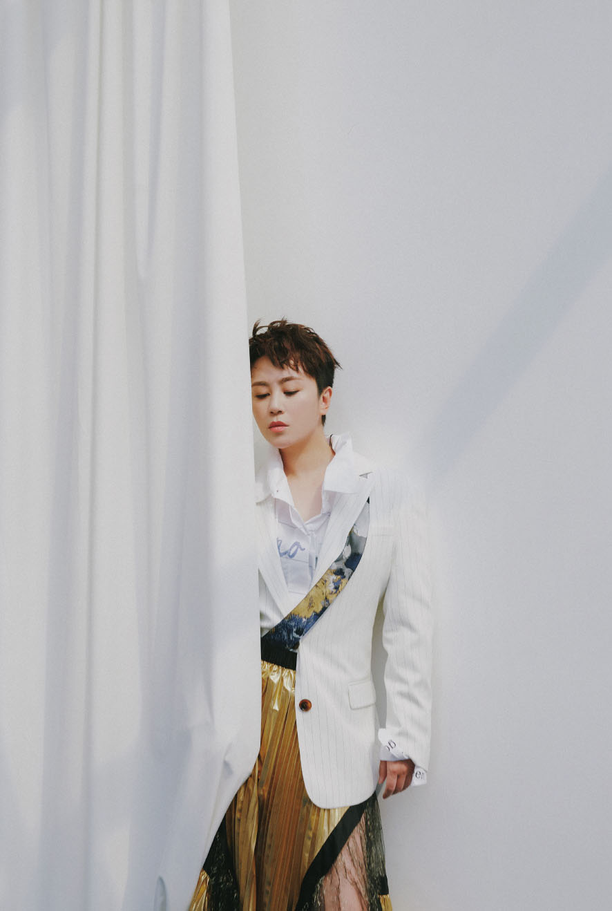 高清辽宁省丹东市宽甸满族自治美女马丽红色高叉长裙性感写真图片图片