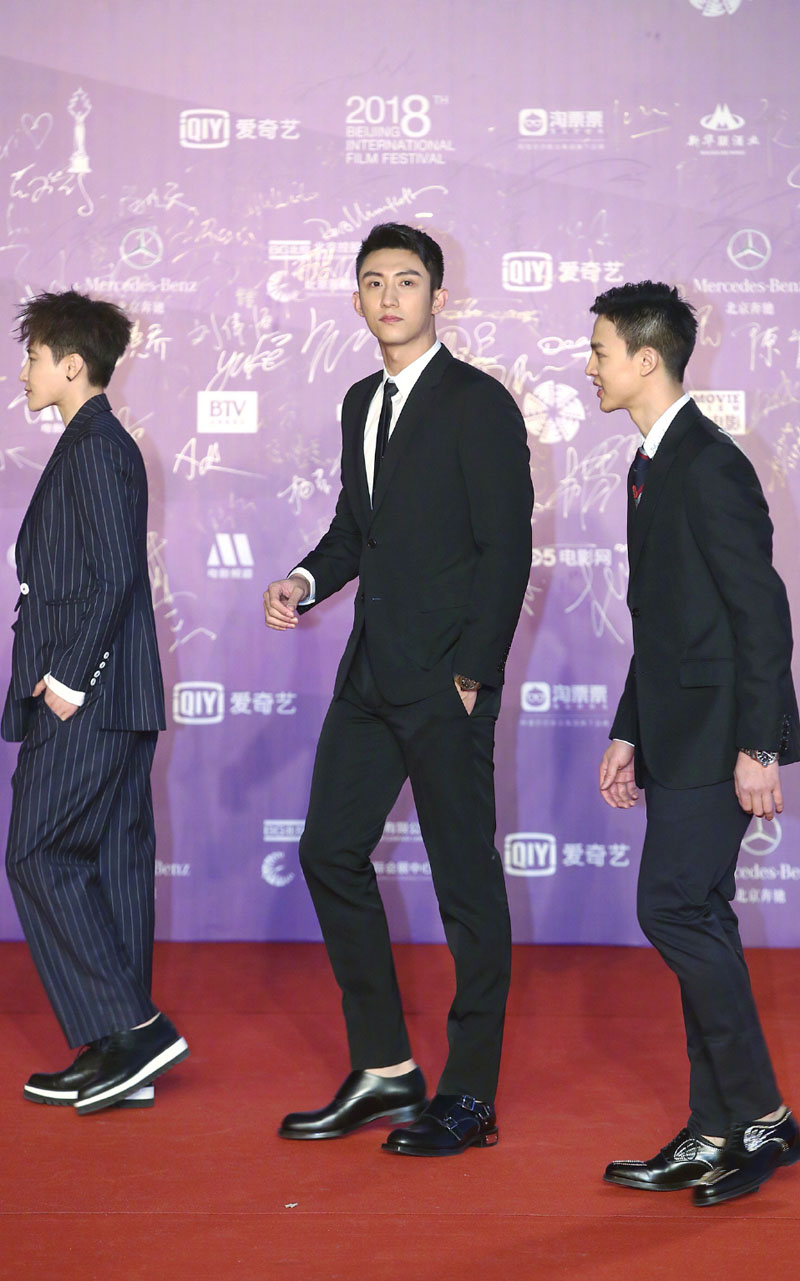 高清辽宁省丹东市男明显黄景瑜时尚杂志写真帅气图片图片