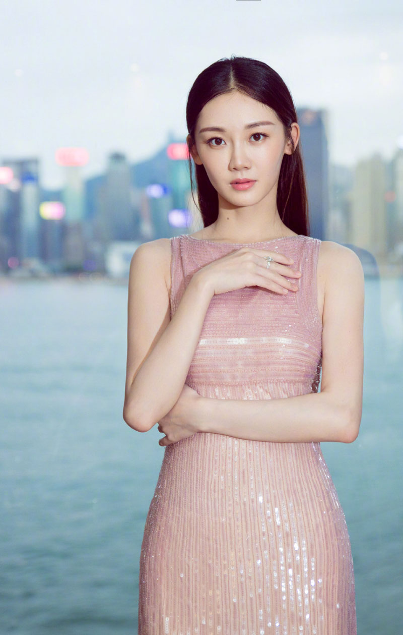 芳华女主角苗苗何小萍性感礼服活动照图片