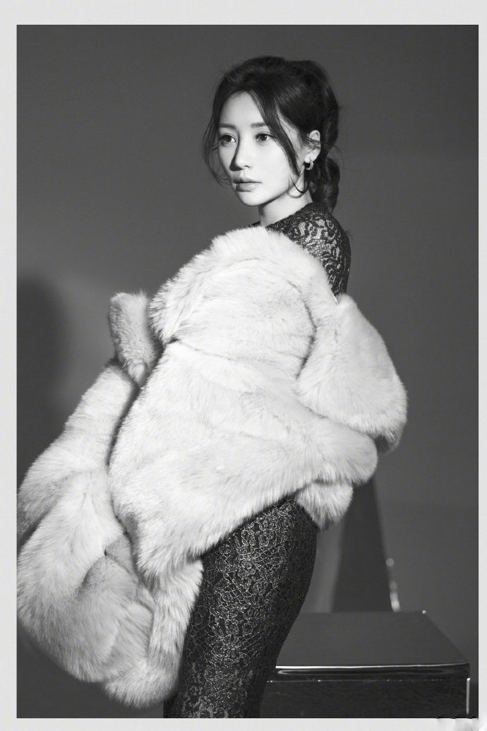 中国内地湖南衡阳女演员柳岩写真电脑桌面壁纸之网络美女图片