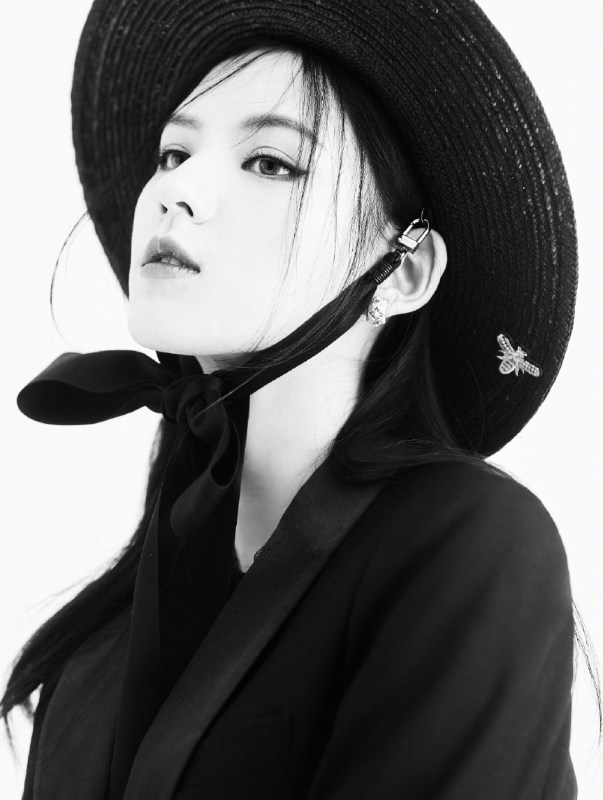 中国内地新晋女演员模特张予曦妩媚浴袍微博美照图片图片