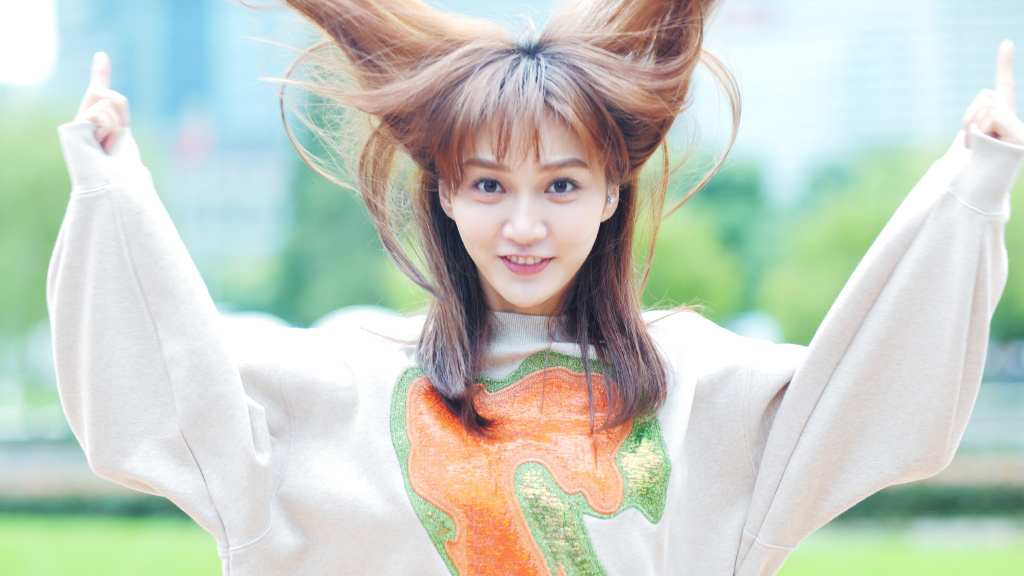 中国内地上海市长宁女演员气质美女潘之琳妩媚奔放车内性感美女写真图片图片