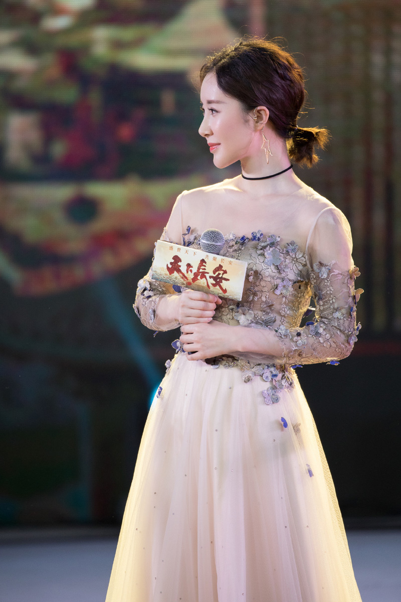 高清吉林美女演员舒畅米色风衣时尚写真图片图片