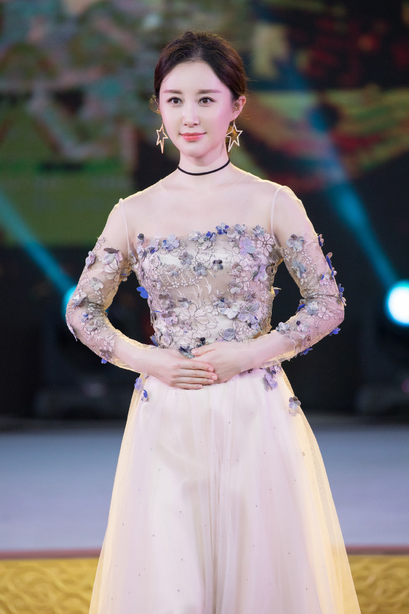 高清吉林美女演员舒畅春日街拍图片图片 高清吉林美女演员舒畅春日街拍图片图片