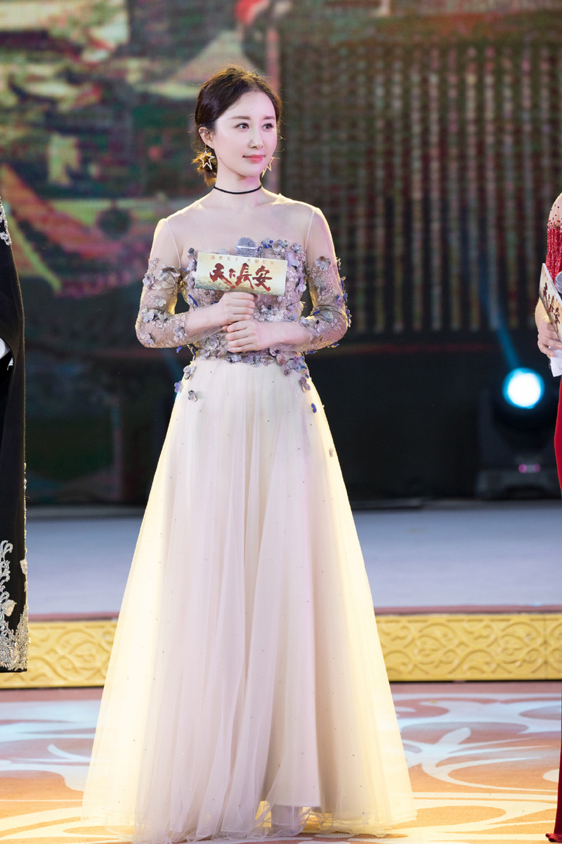 高清吉林美女演员舒畅清爽休闲时尚街拍高清图片图片 高清吉林美女演员舒畅清爽休闲时尚街拍高清图片图片