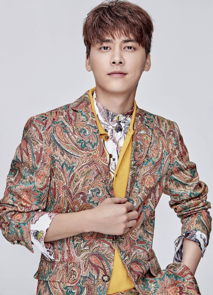 高清中国内地四川成都男演员帅气男神李易峰图片李易峰简约写真白衬衫男神演绎儒雅气质图片