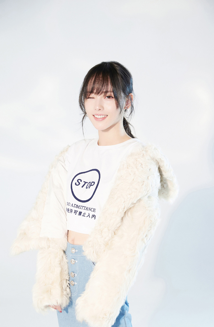 张嘉倪图片：早春清爽甜美很养眼图片