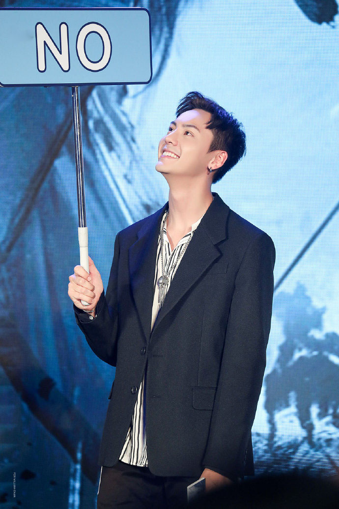中国香港华语影视男演员歌手陈伟霆第四张个人专辑《headsortails》宣传写真图片陈伟霆专辑封面写真图片图片