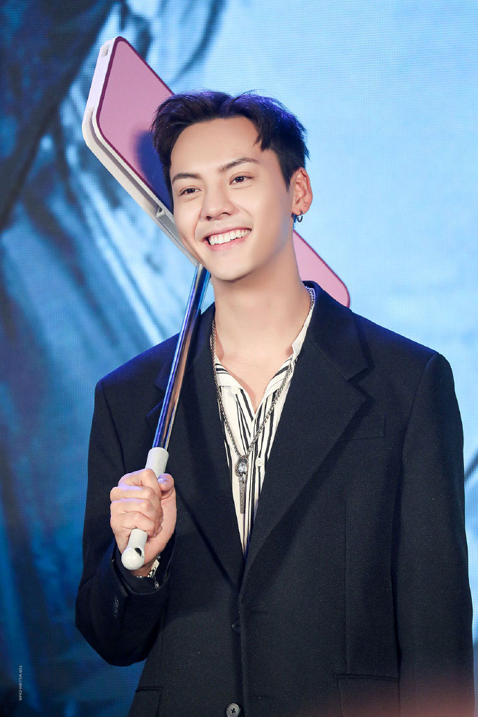 中国香港华语影视男演员歌手陈伟霆第四张个人专辑《headsortails》宣传写真图片陈伟霆专辑封面写真图片图片