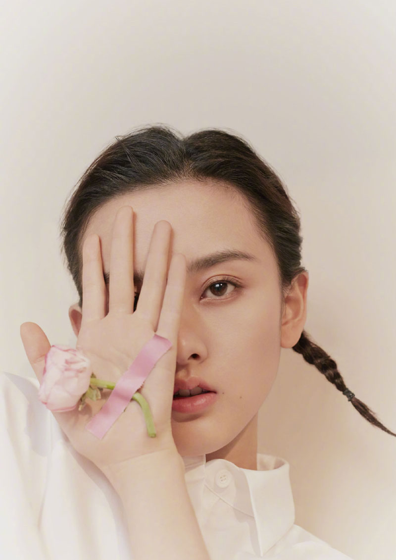 中国北京当代95后女演员小哪吒宋祖儿时尚清新写真桌面壁纸图片
