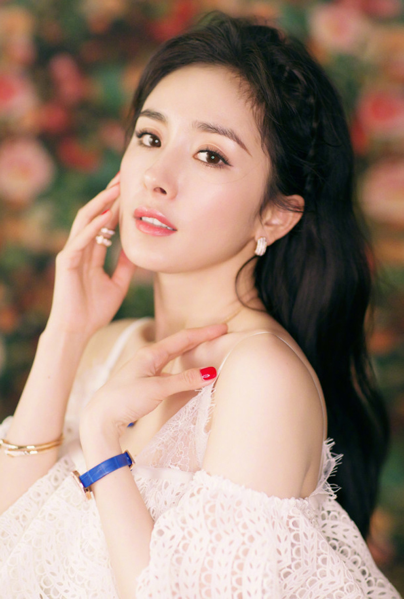 高清中国内地北京影视女演员杨幂白色吊带裙性感妩媚图片图片