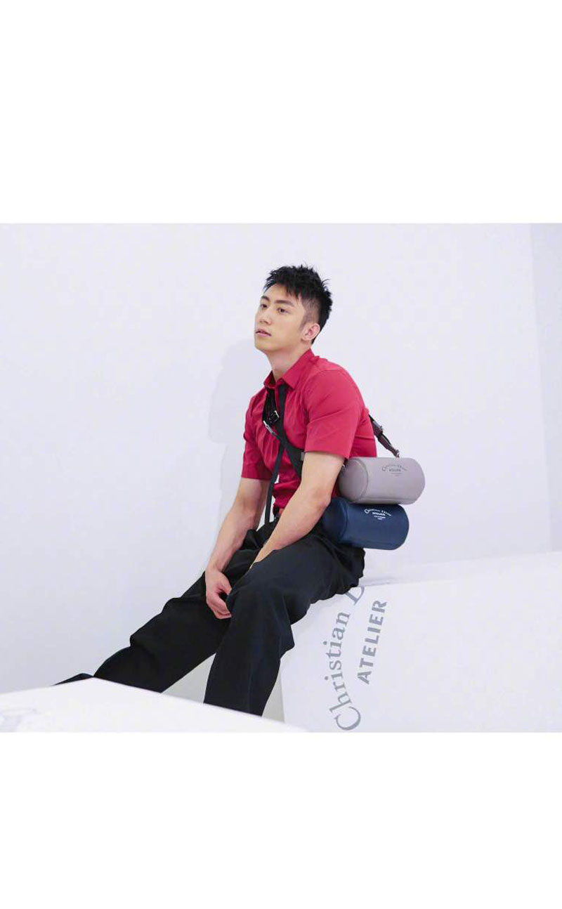 高清辽宁省丹东市男明显黄景瑜时尚杂志写真帅气图片图片