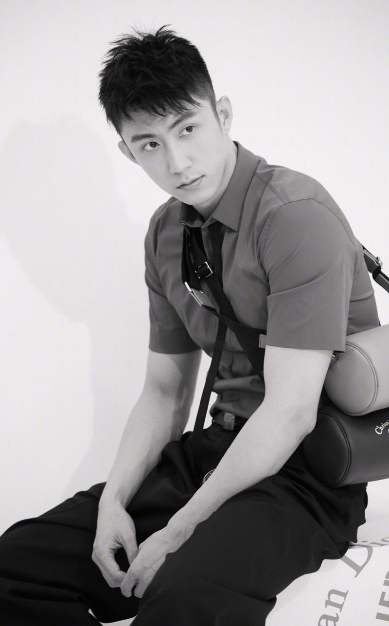 高清辽宁省丹东市男明显黄景瑜时尚杂志写真帅气图片图片