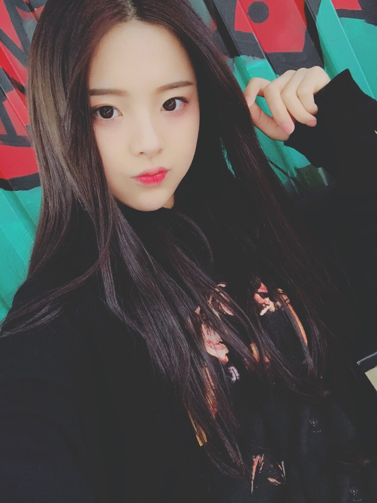 中国内地流行乐女歌手《创造101》杨超越自拍照图片图片