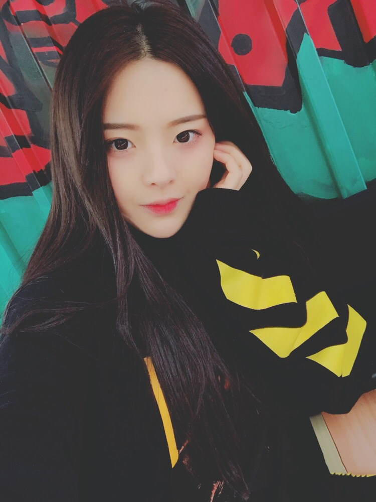 中国内地流行乐女歌手《创造101》杨超越自拍照图片图片