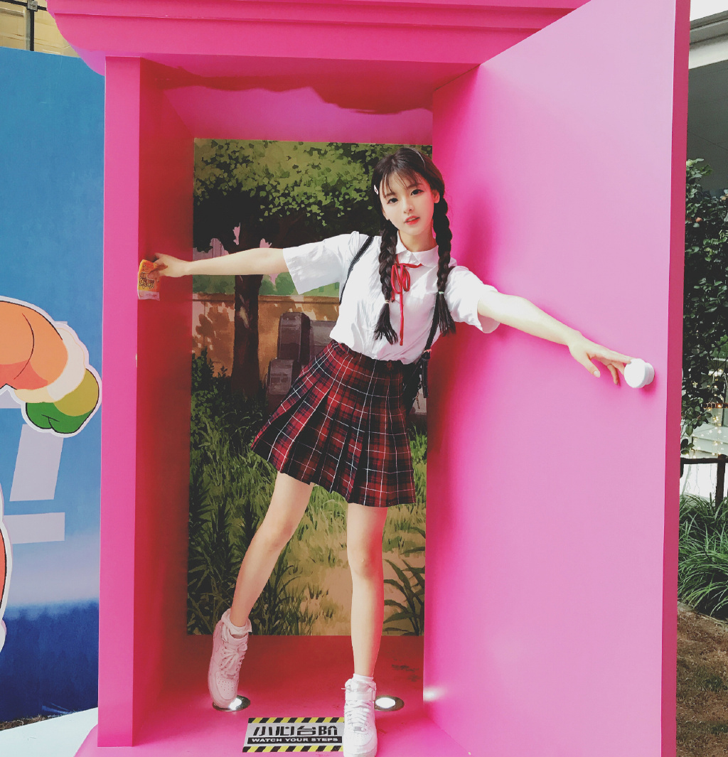 中国内地流行乐女歌手《创造101》杨超越自拍照图片图片