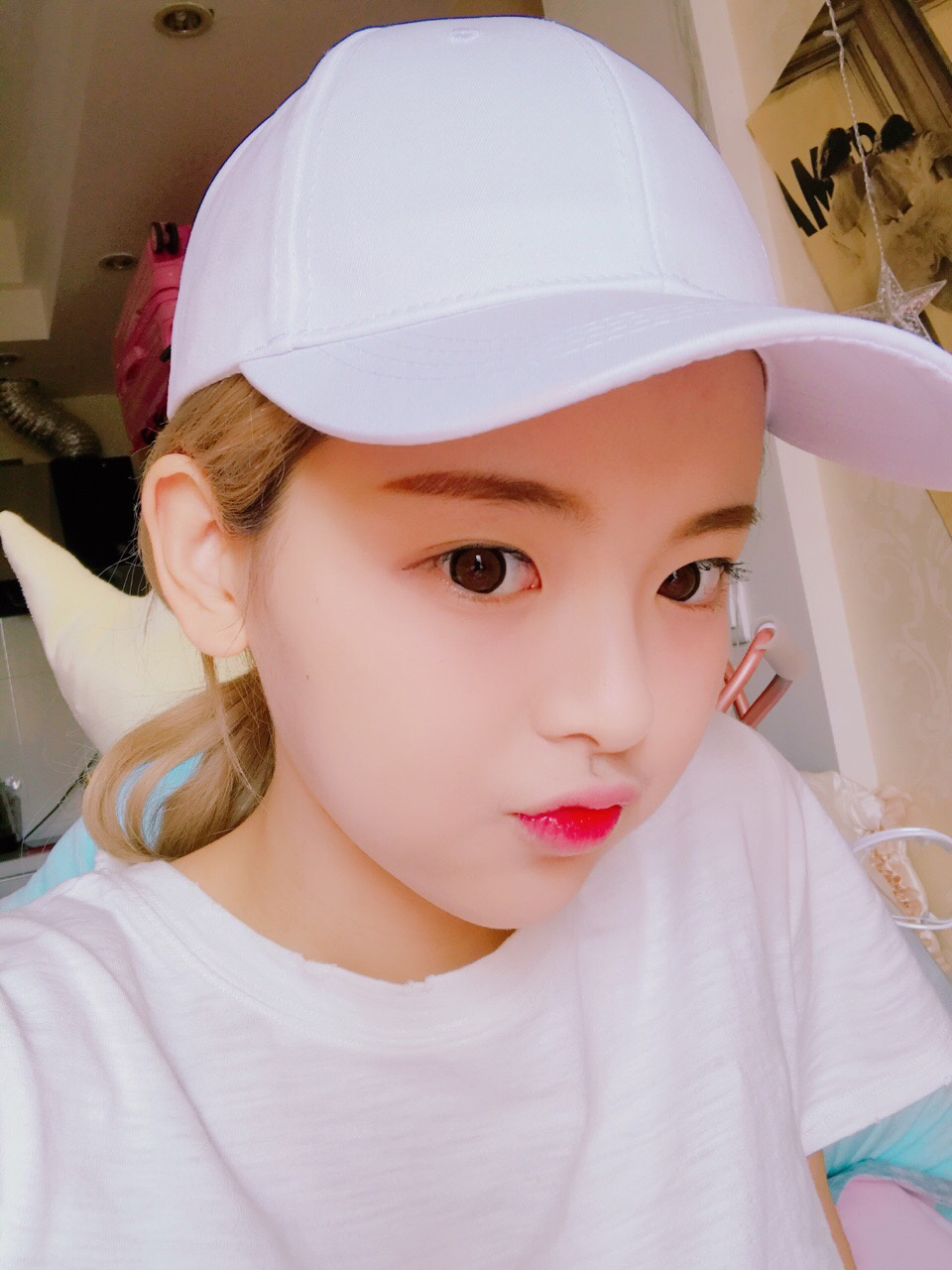 中国内地流行乐女歌手《创造101》杨超越自拍照图片图片