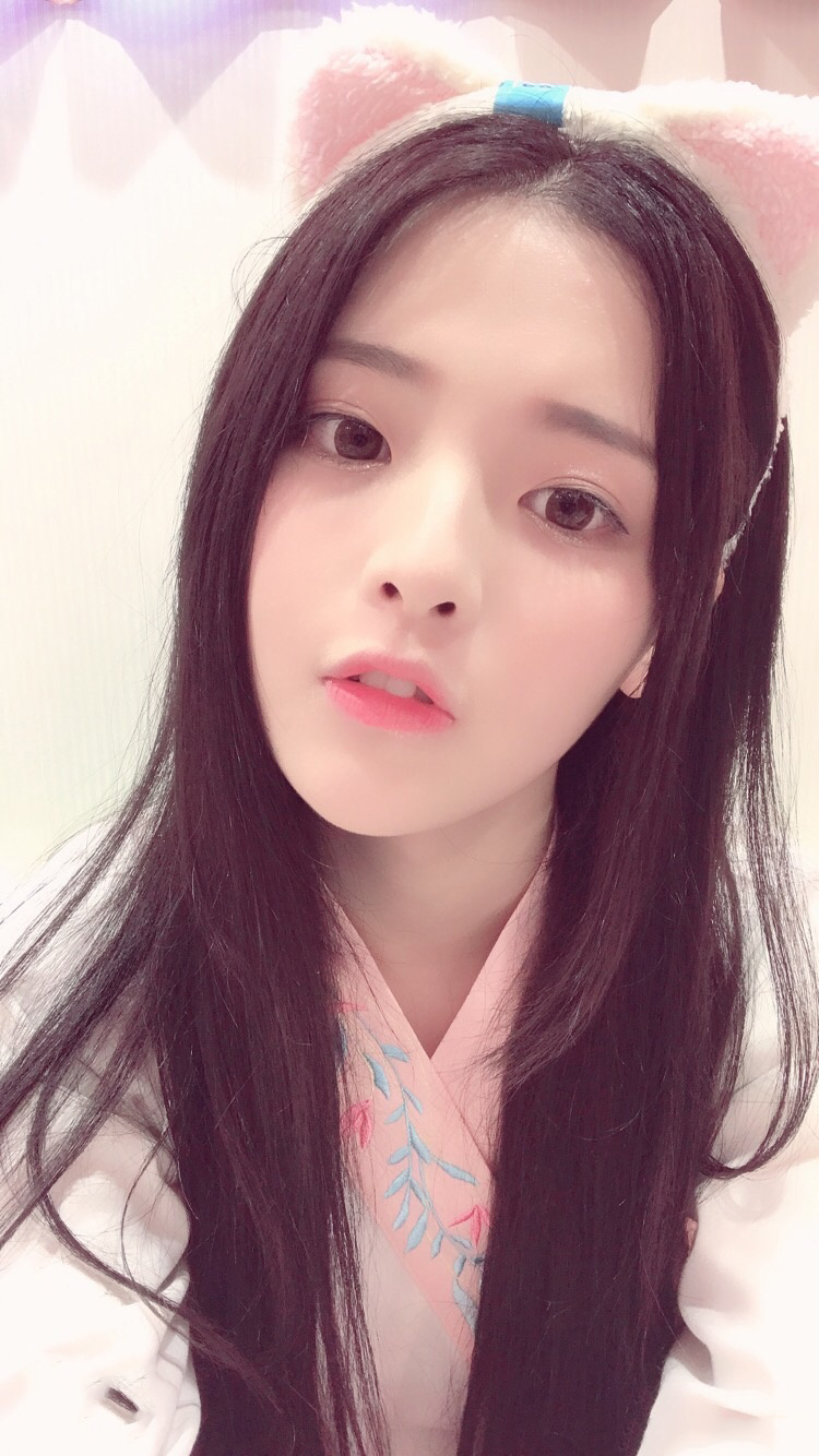 中国内地流行乐女歌手《创造101》杨超越自拍照图片图片