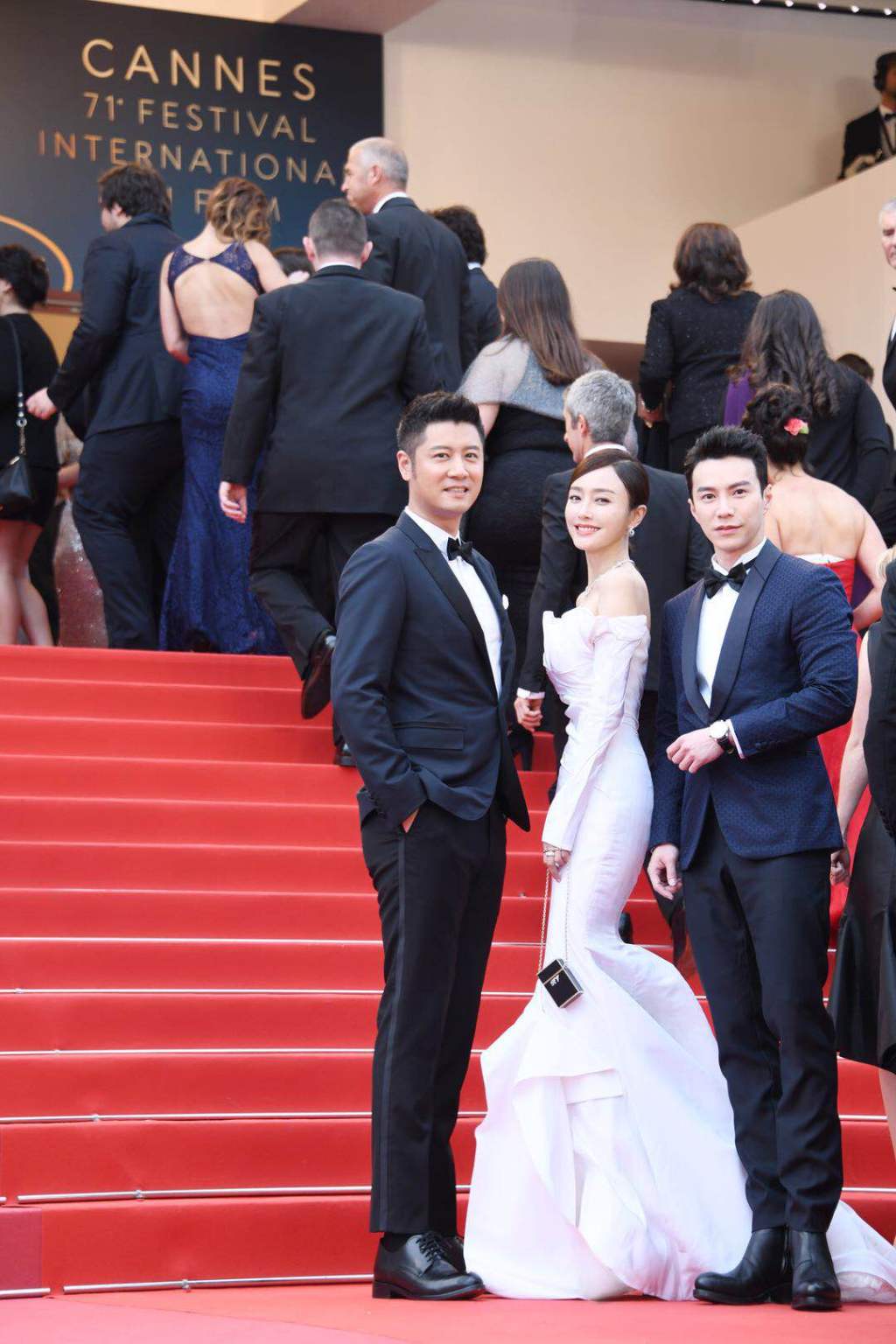 秦岚时尚家居写真图片曝光 复古红唇妩媚而优雅图片