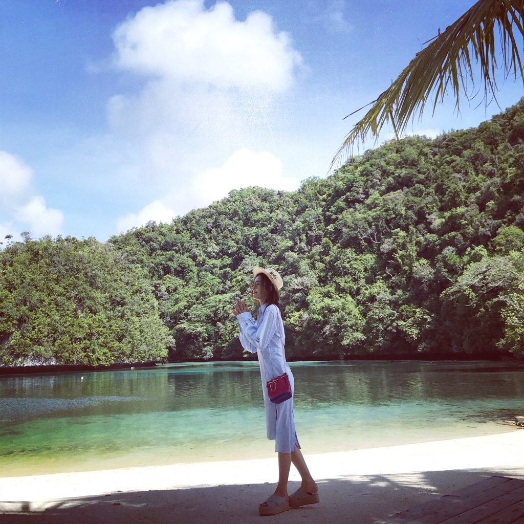 秦岚时尚家居写真图片曝光 复古红唇妩媚而优雅图片
