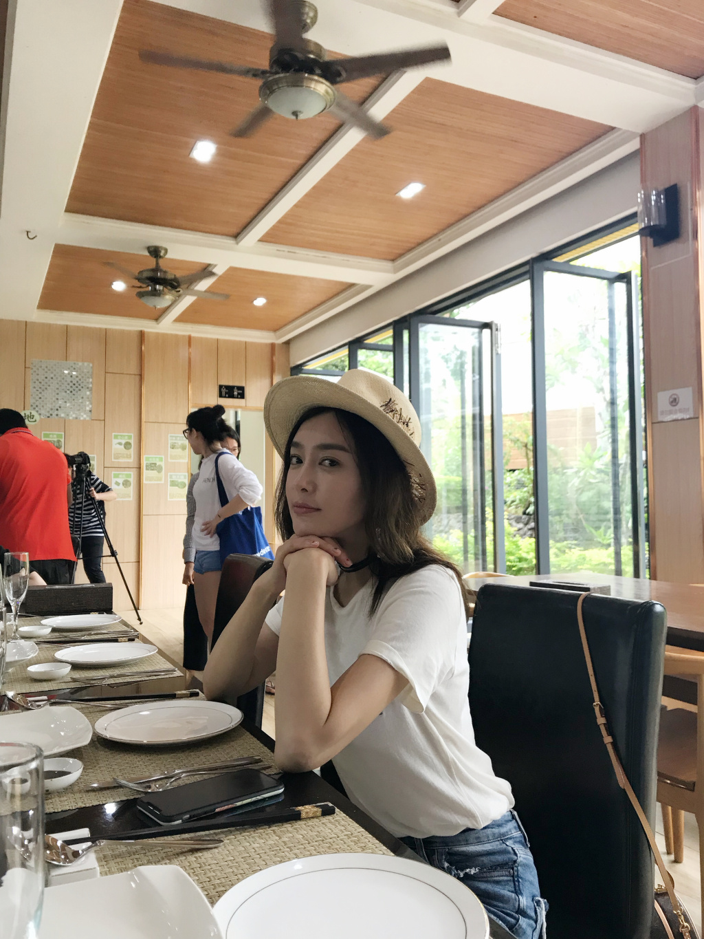 秦岚时尚家居写真图片曝光 复古红唇妩媚而优雅图片