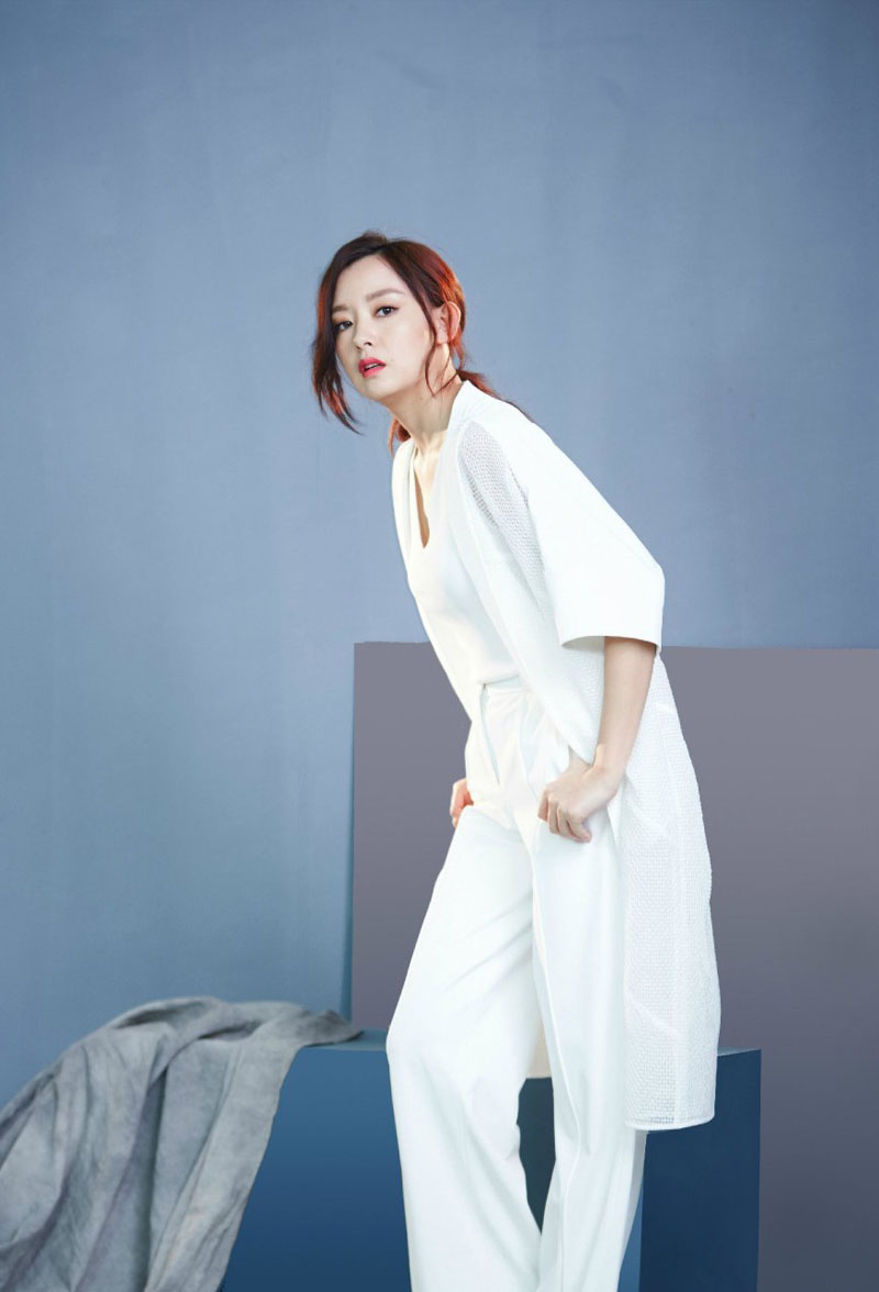 中国内地山西太原女演员、歌手周奇奇魅惑红唇写真图片桌面壁纸图片