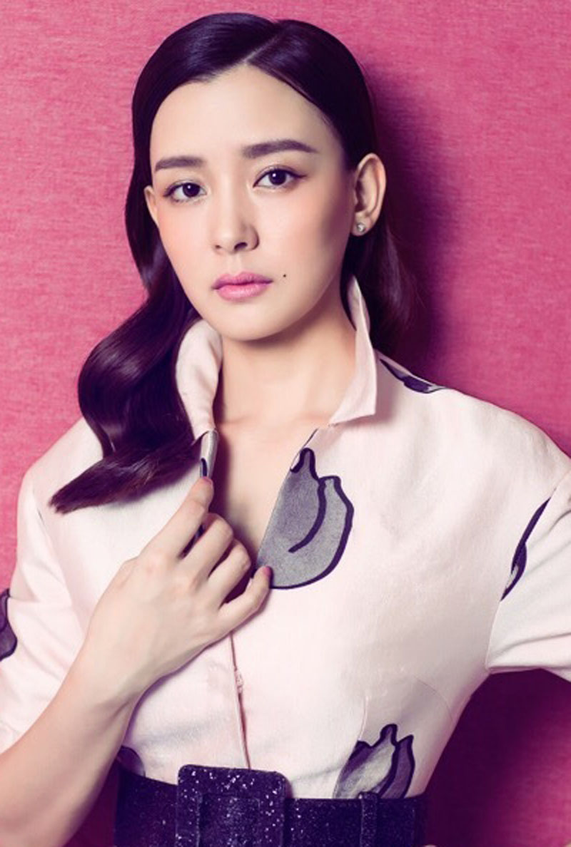 中国内地山西太原女演员、歌手周奇奇魅惑红唇写真图片桌面壁纸图片