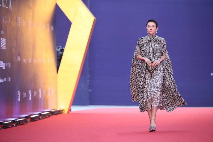 章子怡贵妇装优雅动人 赴英皇家慈善晚宴图片