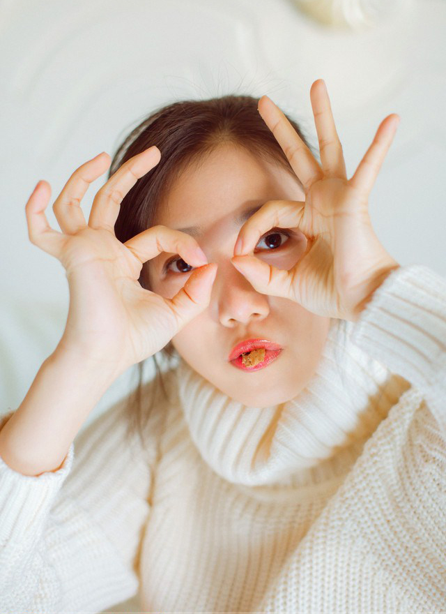 氧气美女沙发上嫩白肌肤美腿诱惑写真图片