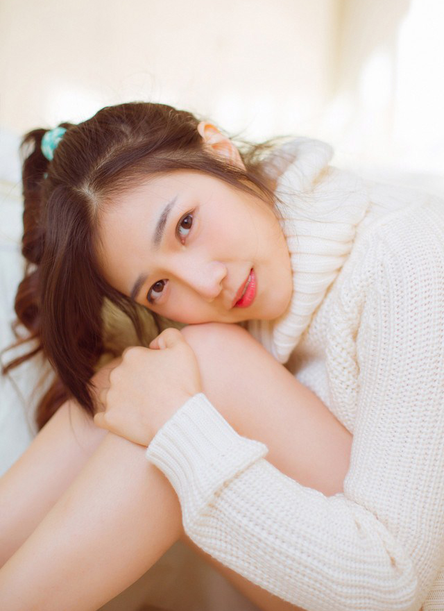 白嫩美女嫩白肌肤性感居家诱惑写真图片
