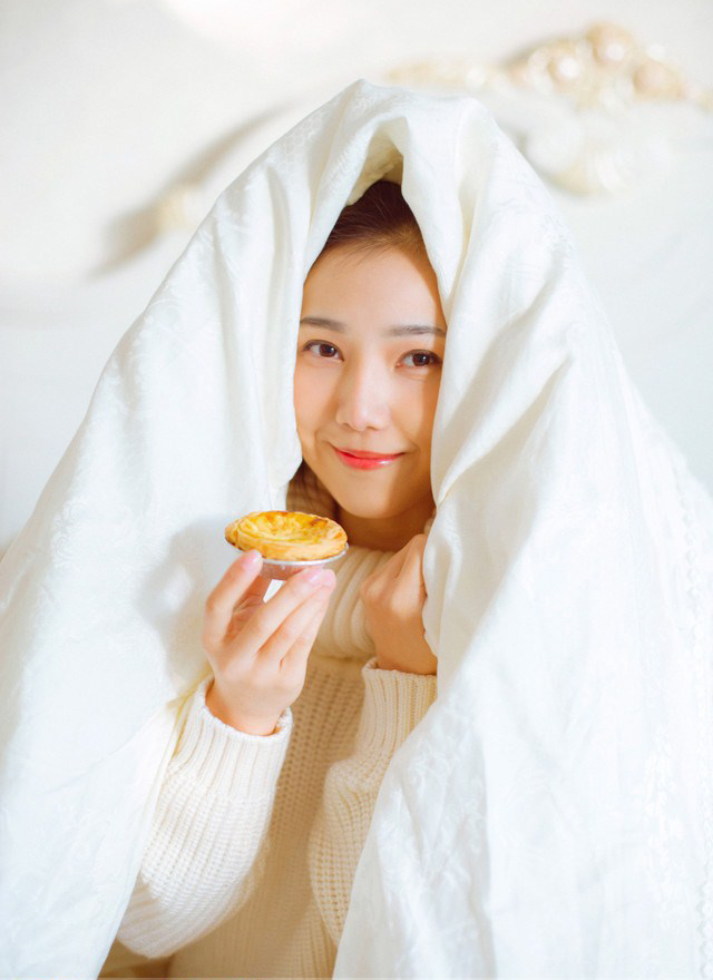 氧气美女沙发上嫩白肌肤美腿诱惑写真图片