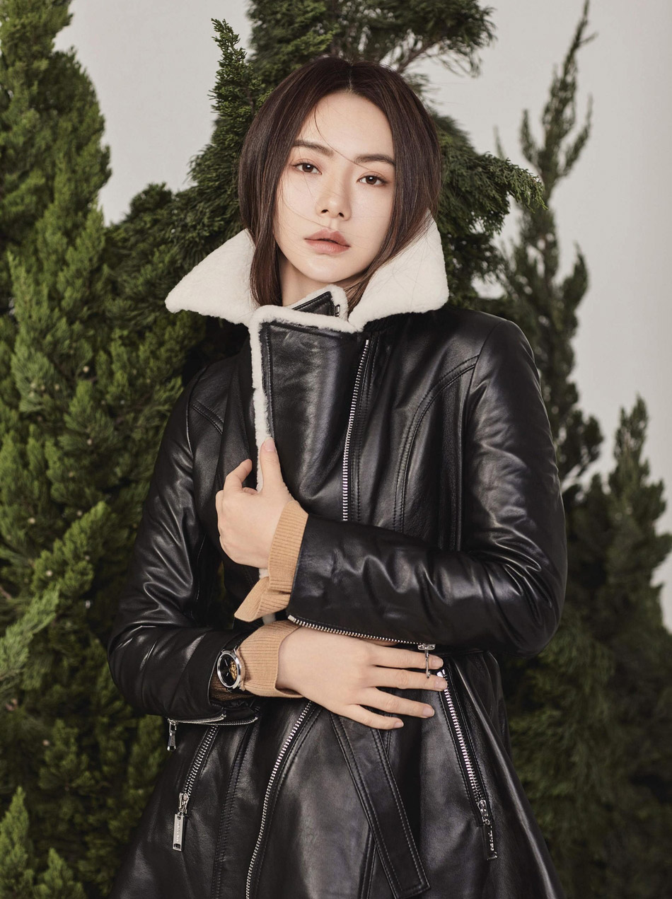 戚薇过膝长靴机场美艳写真图片  气场十足图片