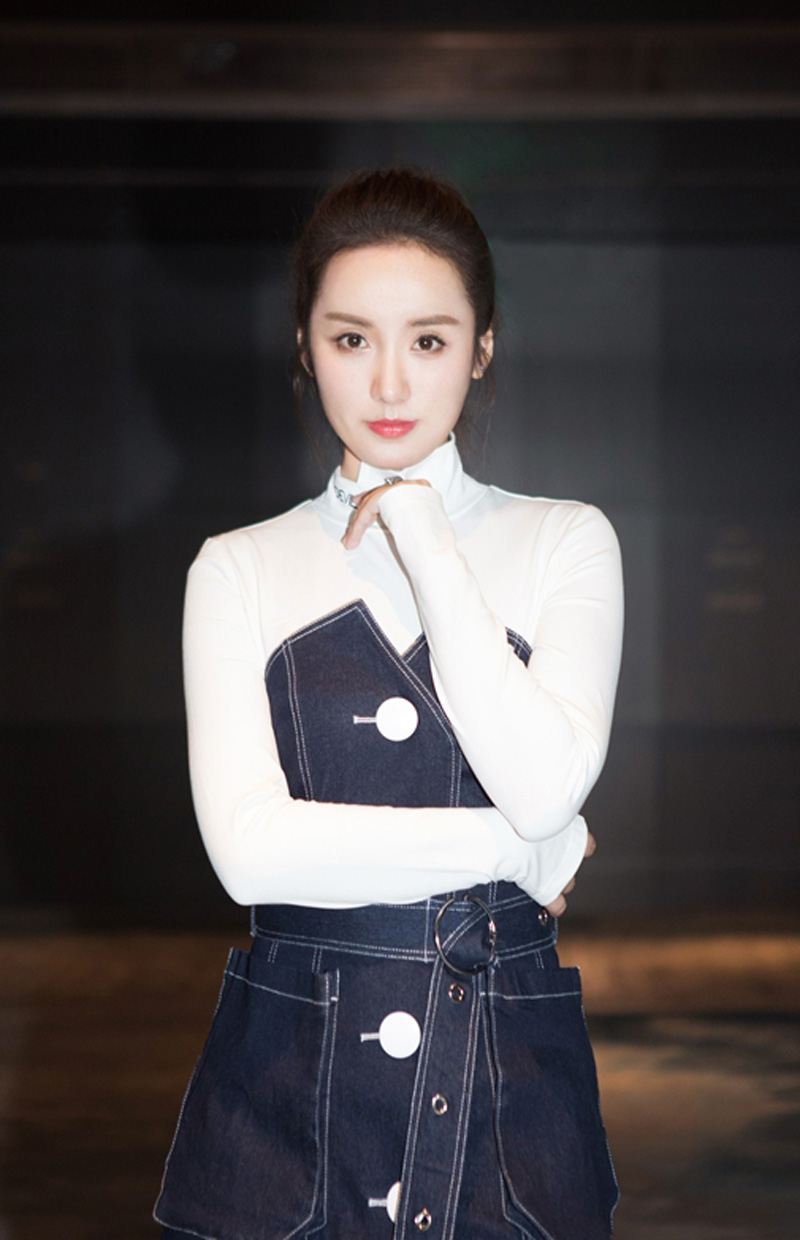 高清中国大陆重庆市渝中女演员吕一清新雅致秋日写真图片图片
